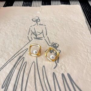 Natural pearl earring